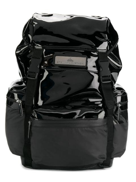 Ein Rucksack aus der adidas x Stella McCartney Kollektion aus recycelten Polyester.