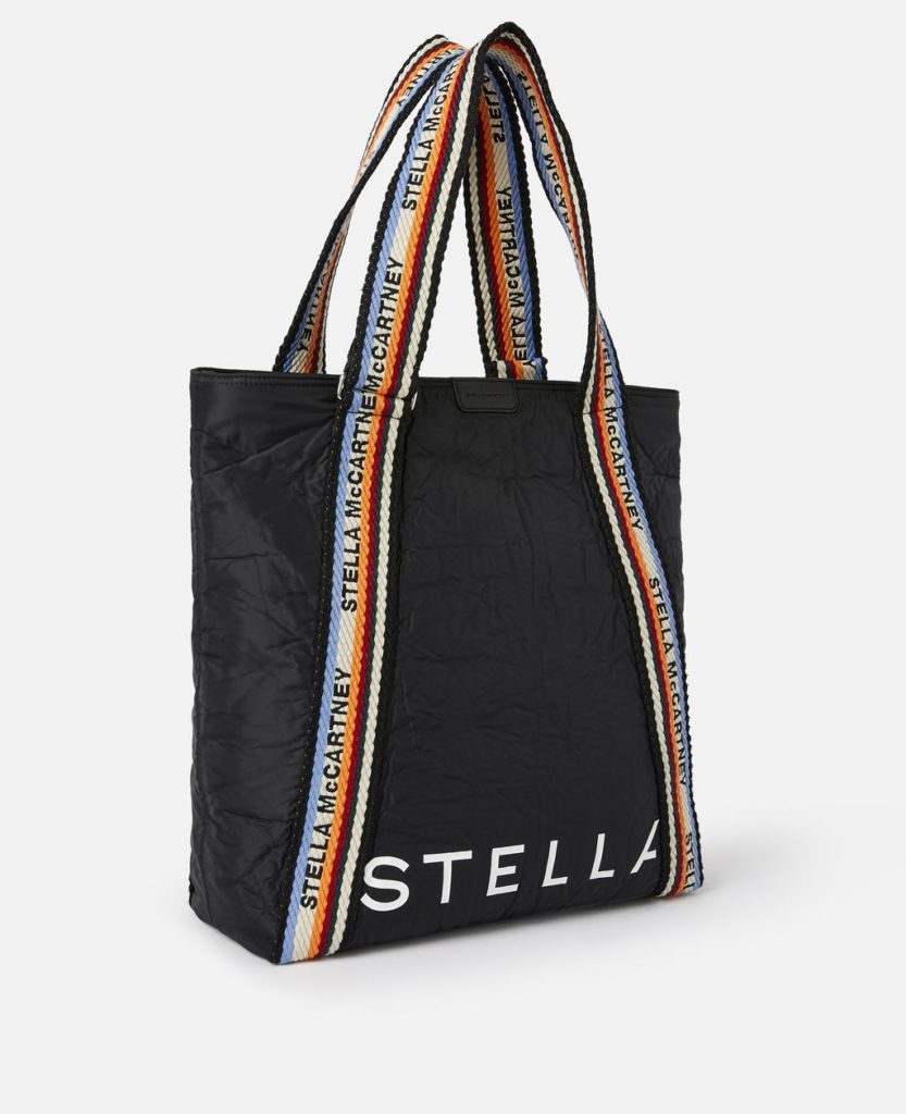 Die Tote Bag von Stella McCartney aus recycelten Polyester.