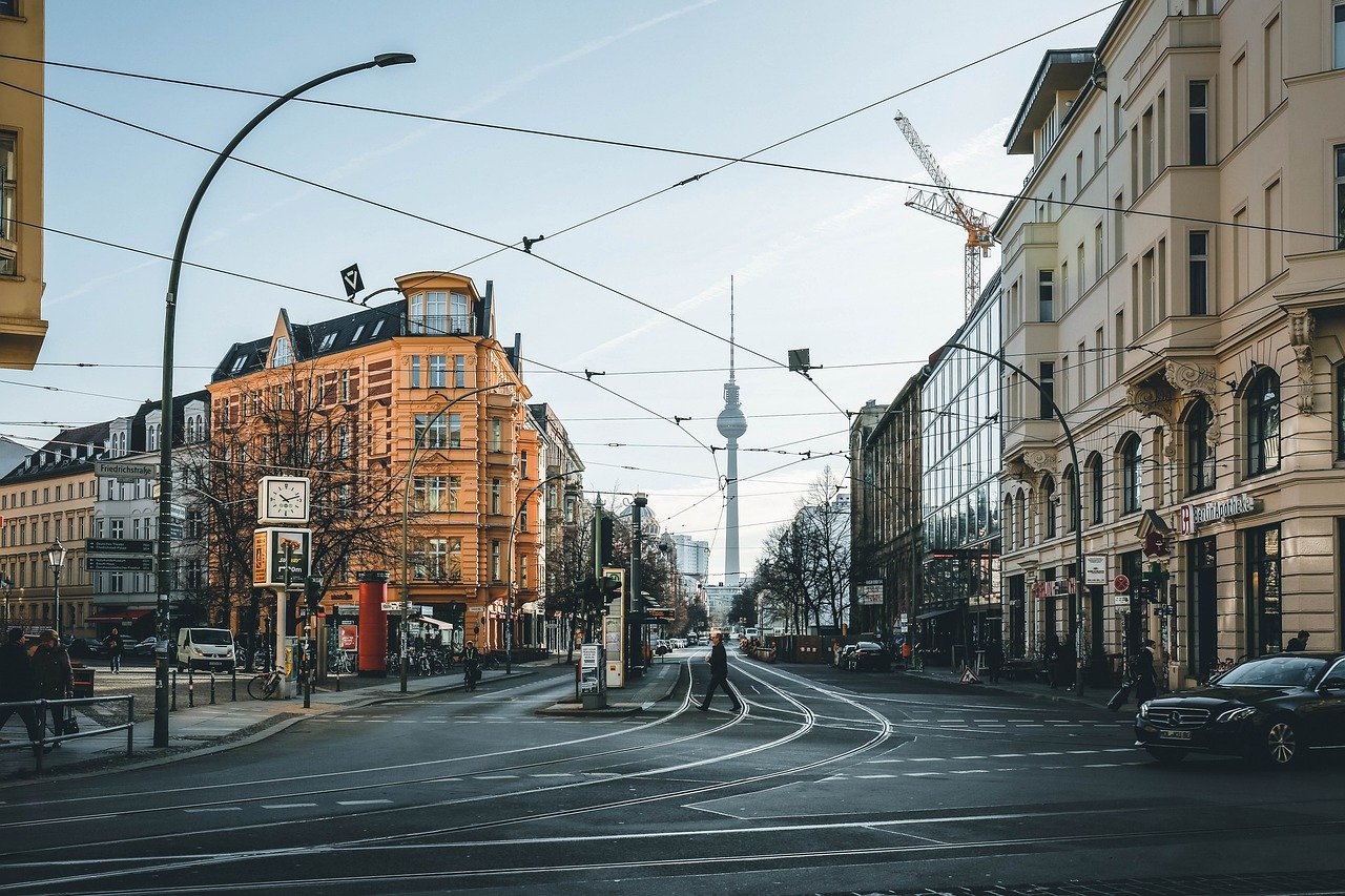 Strassenkreuzung in Berlin mit Blick auf Fernsehturm