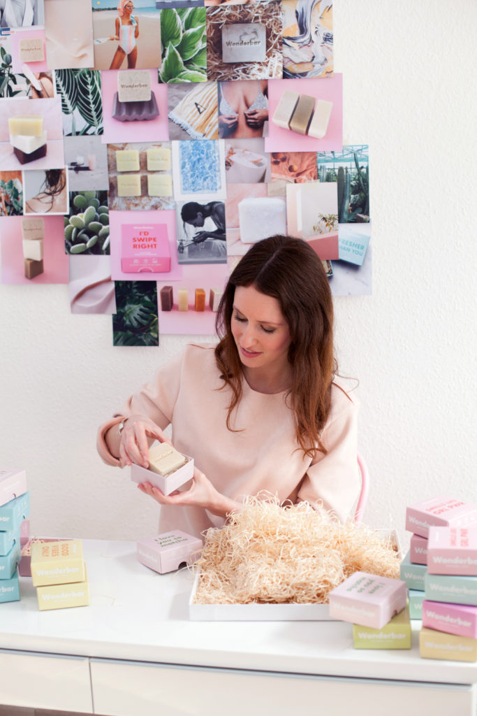 Gründerin Paloma Cheyenne Bradtke verpackt Naturseifen von Wonderbar