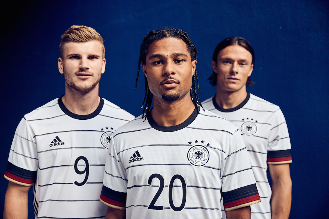 Serge Gnarby und weitere deutsche Nationalspieler im neuen DFB 2020 Trikot