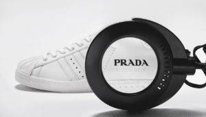 Die neue Zusammenarbeit von Adidas und Prada. Ein weißer Sneaker und eine weiße Bowlingbag.