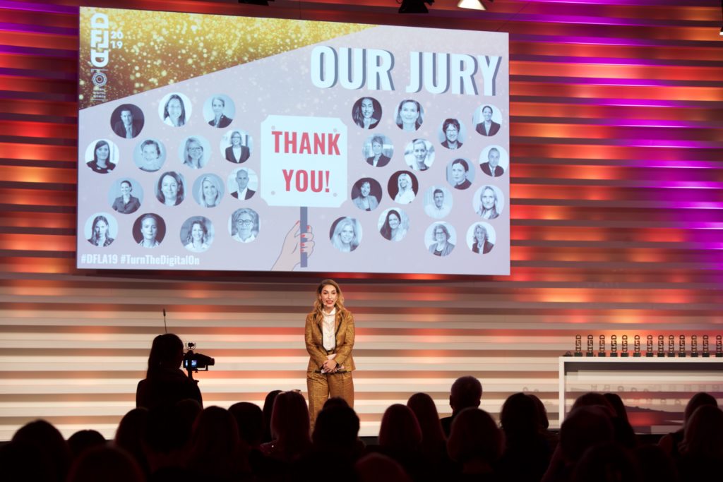 Der Digital Female Leader Award von Global Digital Women Tijen Onaran steht auf der Bühne