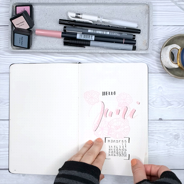 Einfach Lilienhaft Bullet Journaling zeigt wie Lettering geht im Creative Notebook