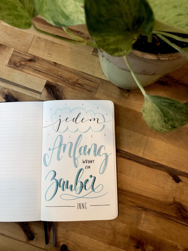 Einfach Lilienhaft Bullet Journaling zeigt wie Lettering geht im Creative Notebook