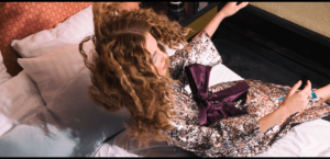 Ein Kleid vom Designer-Duo Svenja und Elianne Frisch vom Modelabel FRSICH: