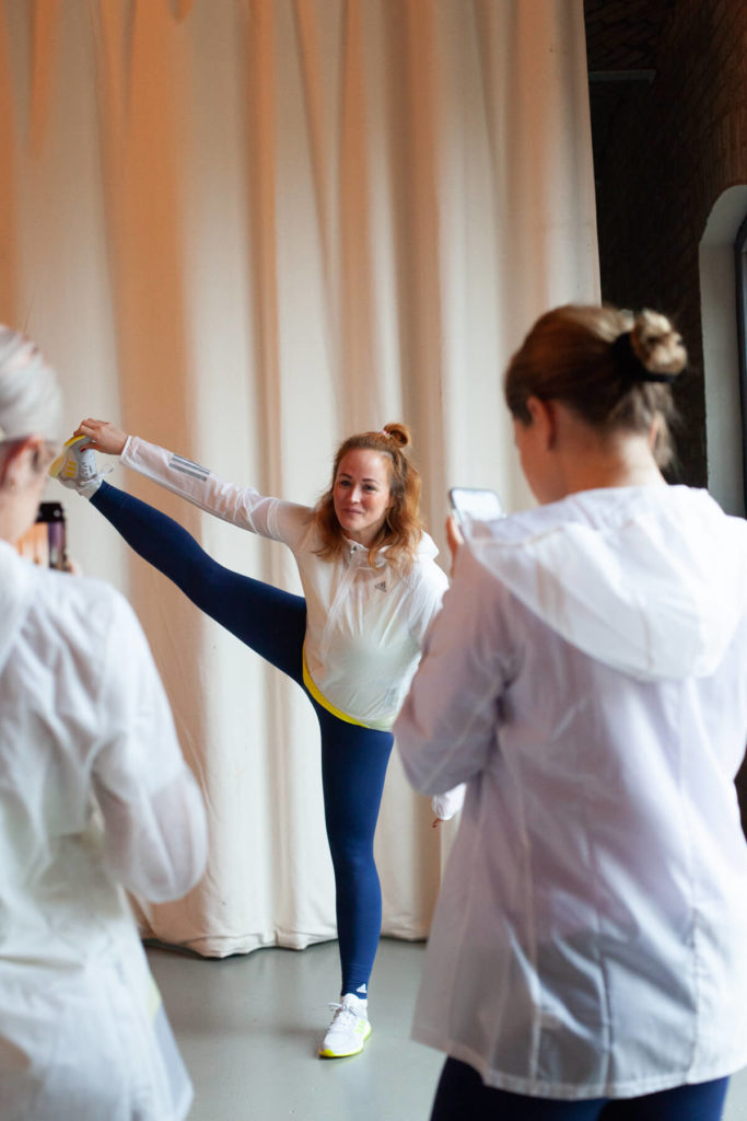 Jen im neuen FOCUS BREATHE Laufschuh von adidas bei dem Move to reconnect Event von adidas und Zalando mit Budokan Athletin Melayne Shayne.