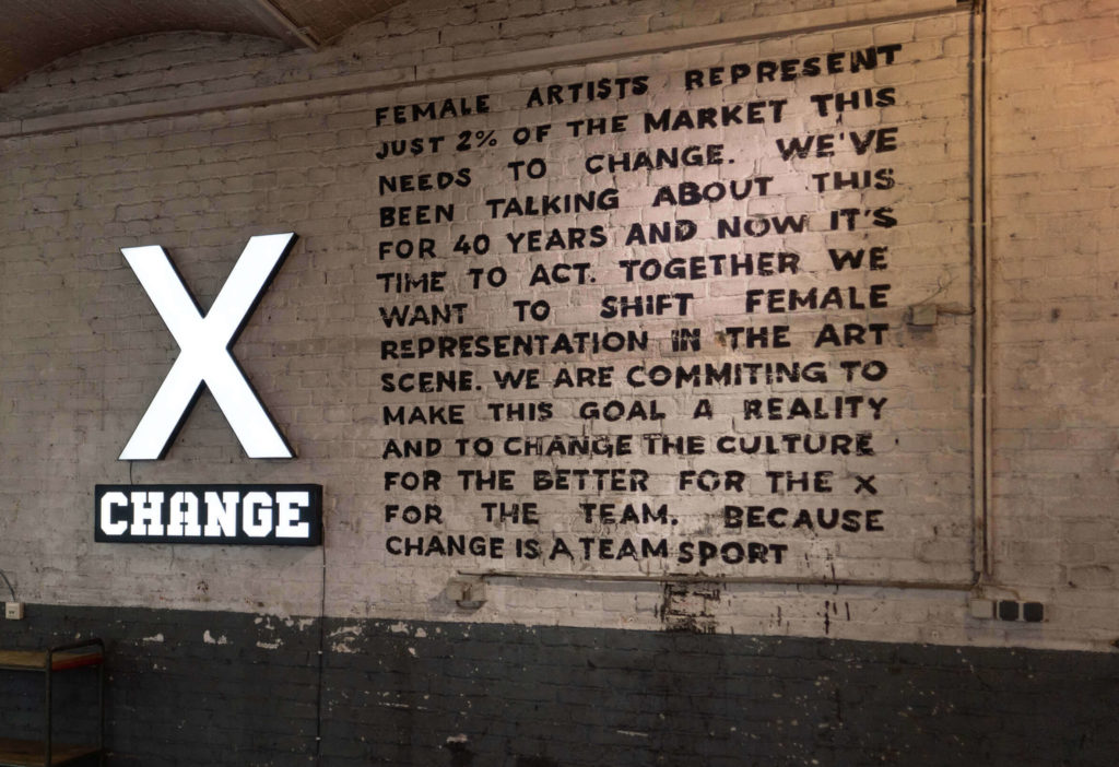 Kampagne XCHANGE mit adidas Originals für mehr Frauen in der Kunst im XCHANGE Space in Berlin Kreuzberg darüber, dass Frauen nur zwei Prozent in der Kunstszene einnehmen