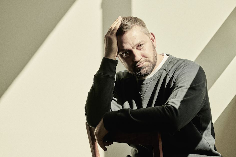 Fritz Kalkbrenner auf dem Stuhl sitzend, mit der Hand stuetzt er den Kopf