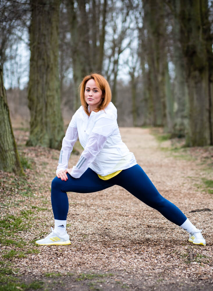 Jen im neuen FOCUS BREATHE Laufschuh von adidas bei dem Move to reconnect Event von adidas und Zalando mit Budokan Athletin Melayne Shayne.