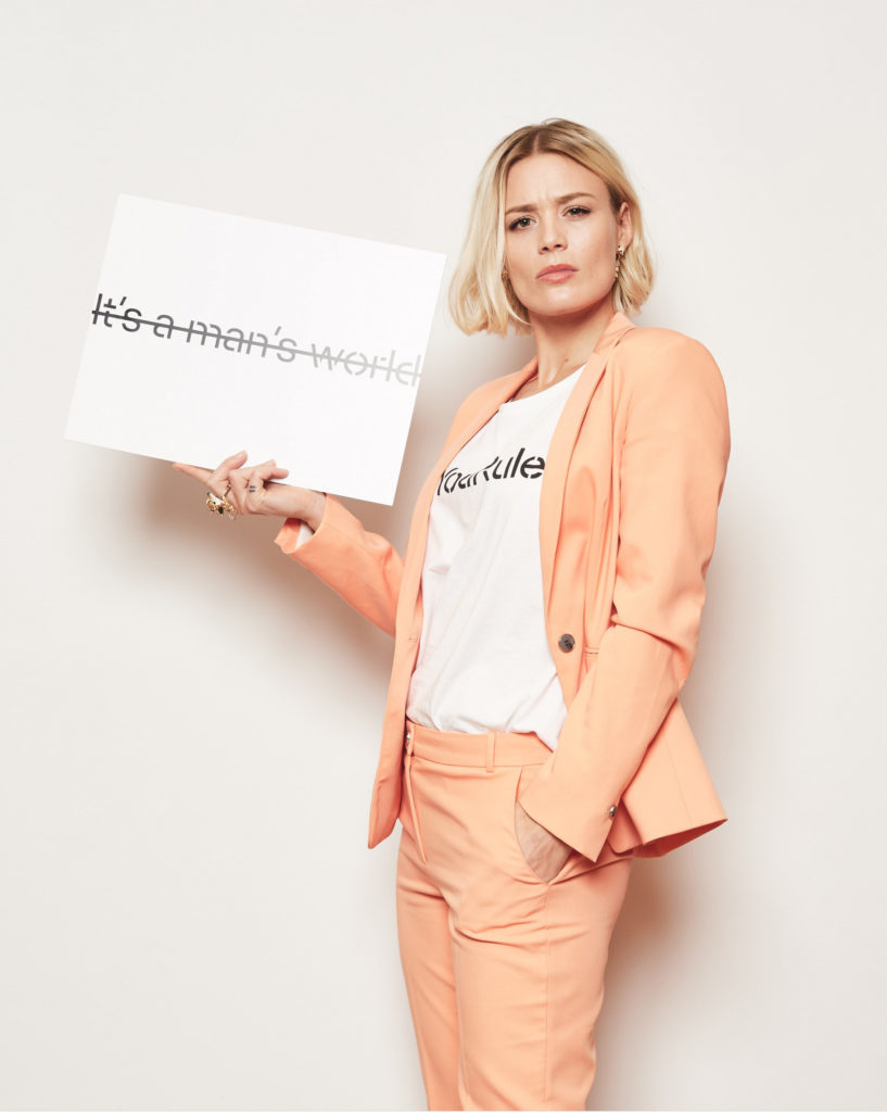 Influencerin und Feministin Dominique Rinderknecht mit Schild mit Esprit und UN Women für Frühlingskampagne 2020 #YouRule für Gender Equality