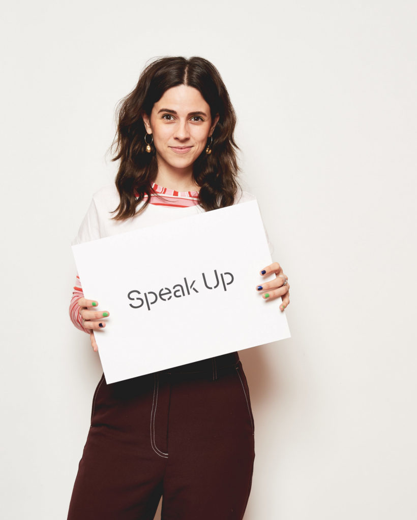 Teilnehmerin Nike van Dinther mit Schild „Speak Up“ mit Esprit und UN Women für Frühlingskampagne 2020 #YouRule für Gender Equality