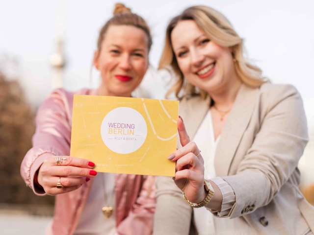 Berta Heide und Ally mit der Wedding Berlin Map