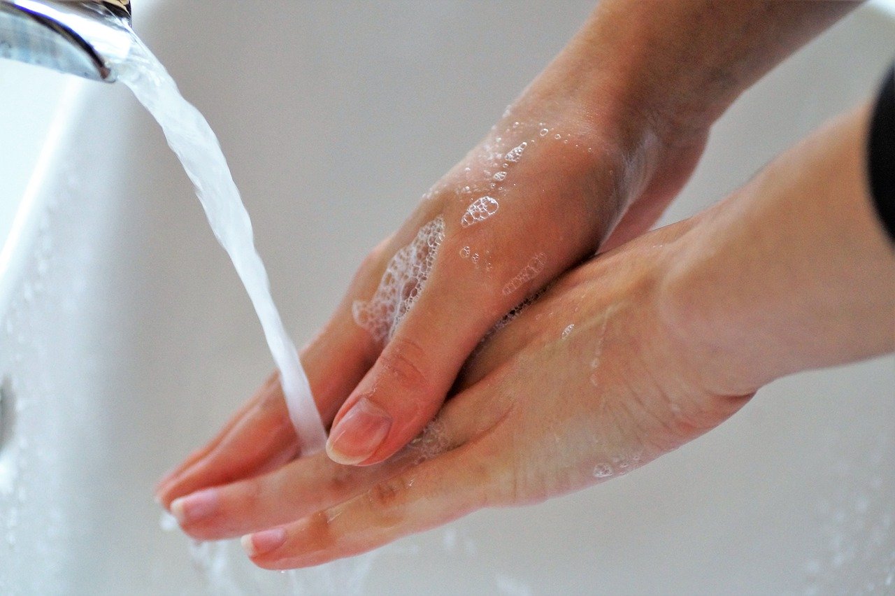 Tipps gegen trockene Hände vom Händewaschen und Hilfe bei rauen Händen