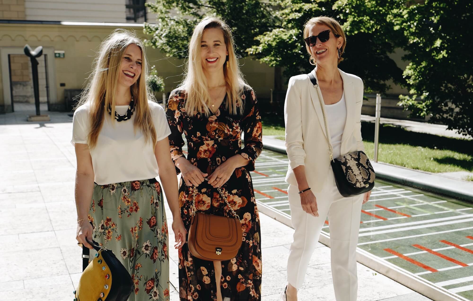 Die Zoe Lu Gründerinnen Jennifer, Larisa und Ulrike mit den Handtaschen und Wechelklappen.