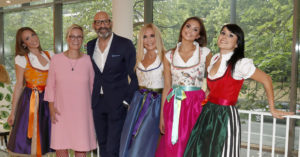 Anwältin und Dirndl-Designerin Ursula von Minckwitz mit ihren Dirndln.