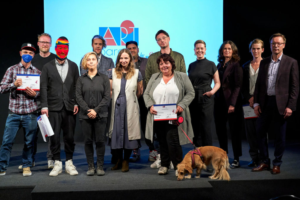 Die ARTparade 2021 von Getränke Hoffmann in Berlin. Ein Gruppenbild aller Künstler und der Jury.