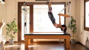 Frau macht Pilates Stretching