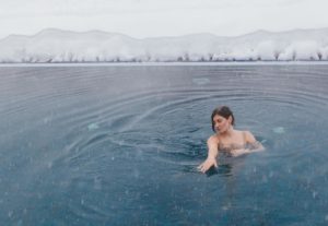 Junge Frau beim Eisbaden im Winter