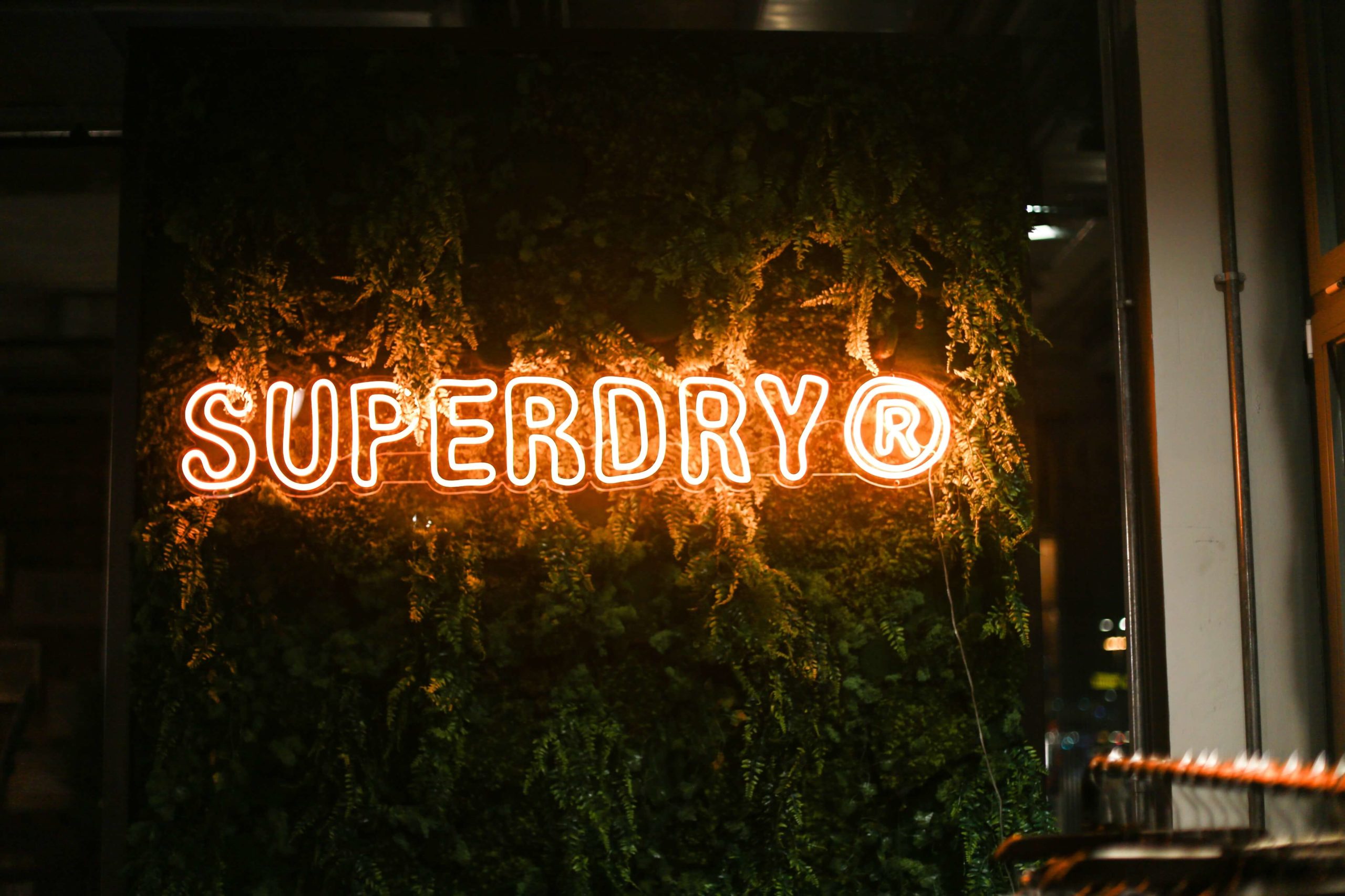 Die Marke Superdry hat einen Showroom in Berlin eröffnet.
