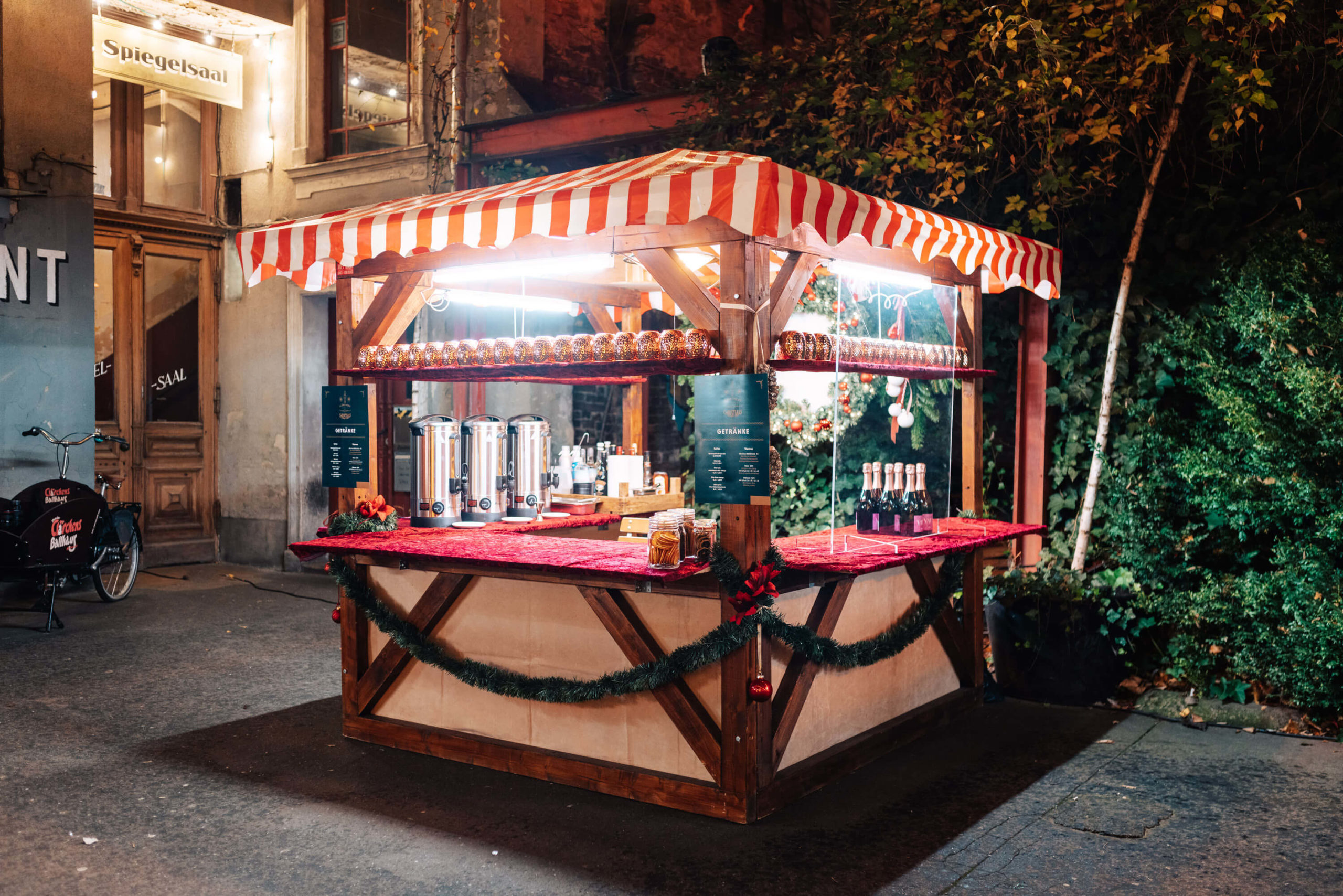 Der Weihnachtsmarkt am Clärchens Ballhaus in Berlin.