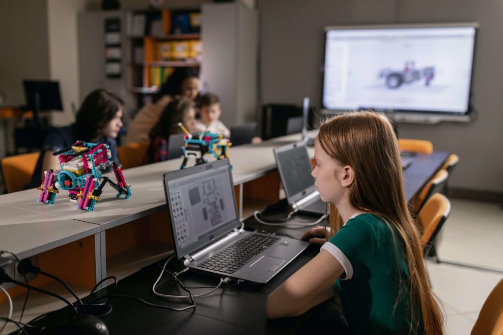 Kinder die Programmieren lernen mit codary