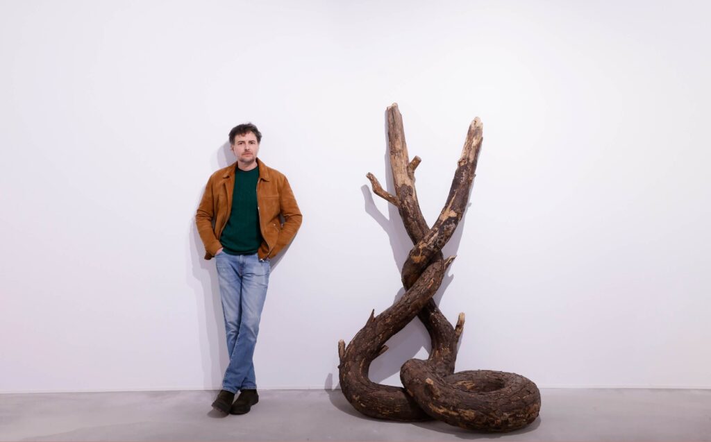 Im Rahmen der «Carte Blanche»-Kollaboration eröffnet das Ruinart Maison 1729 einen Pop-up in Berlin. auf dem Bild ist Künstler Henrique Oliveira mit seiner Skulptur.