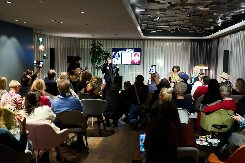 „HEIMAT“-Talk im DRIVE. Volkswagen Group Forum mit Thelma Buabeng, Atrin Madani und Ilka Peemöller