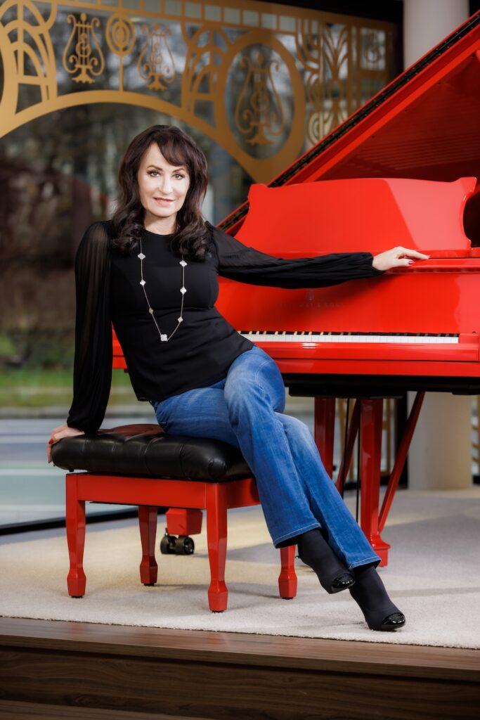Opernsängerin Anna Maria Kaufmann vor einem roten Klavier - ein Interview auf Overview Magazin